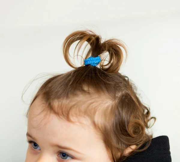 Cabelo penteado em forma de fonte ou cebola de uma menina . — Fotografia de Stock