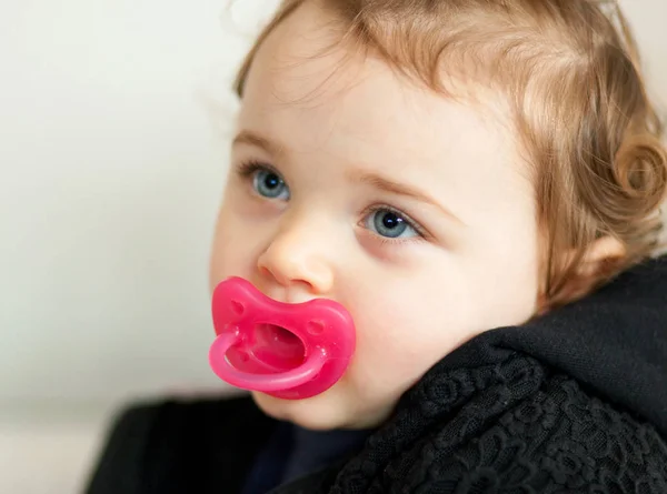 Meisje van de baby van het portret-peuter spelen op de Bank. — Stockfoto