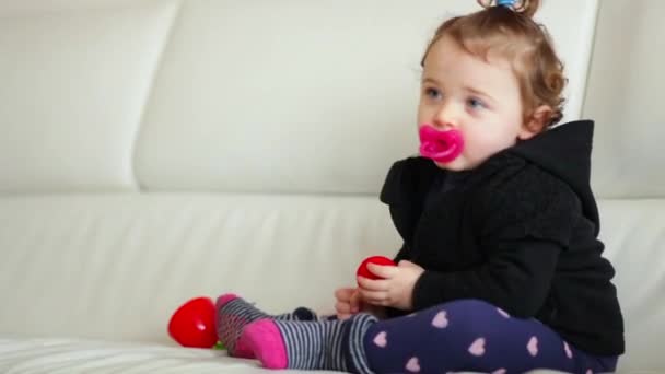 再生幼児赤ちゃん少女とソファの上でダンス — ストック動画