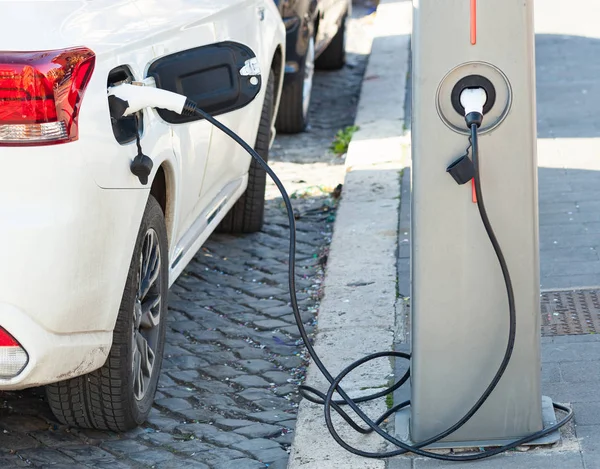 Savedownload Previewpower leveren voor het opladen van elektrische auto. — Stockfoto