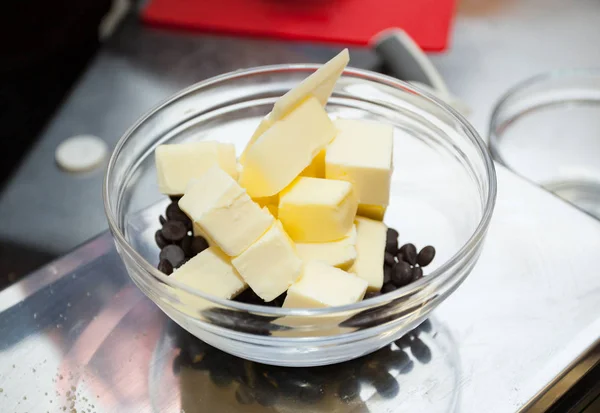 Chocolade druppels en boter — Stockfoto