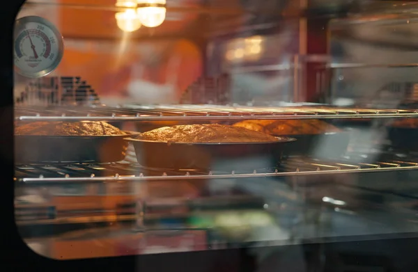 Três bolos de cenoura no forno — Fotografia de Stock