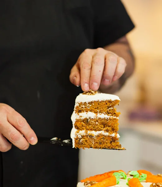 크림 치즈 거품이 나는 당근 케이크 — 스톡 사진