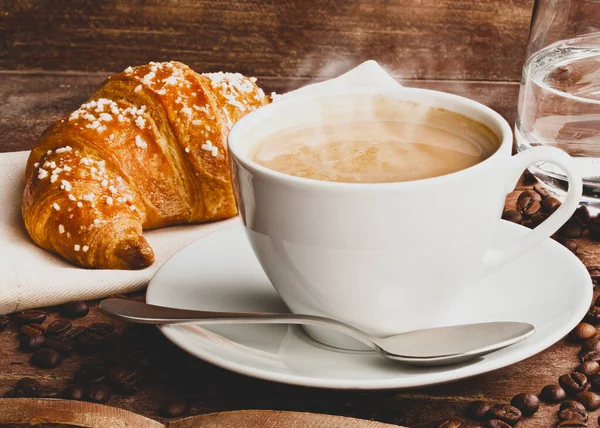 Cappuccino s croissantem — Stock fotografie