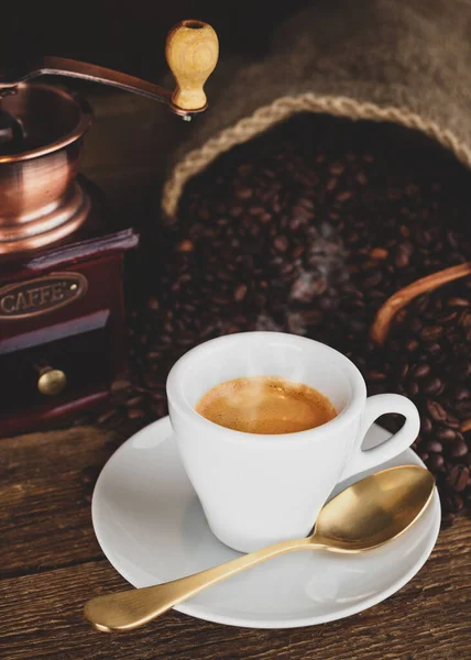 Espresso-Kaffee mit alter Kaffeemühle — Stockfoto