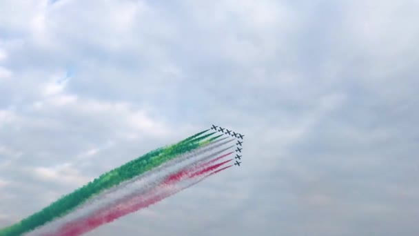 ミラノでの展覧会中にイタリアのアクロバティックな航空機チーム — ストック動画