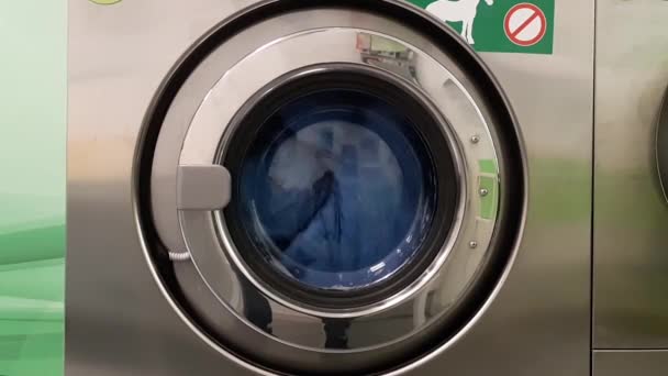 Lave Linge Industriel Dans Une Laverie Publique — Video