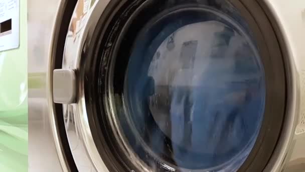 Lave Linge Industriel Dans Une Laverie Publique — Video