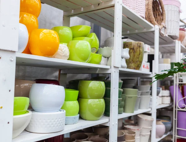 Groep lege bruine potten voor het tuinieren. Manden en potten van dif — Stockfoto