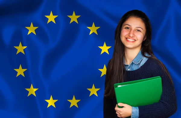 Étudiant heureux avec livre contre le drapeau de l'Union européenne . — Photo