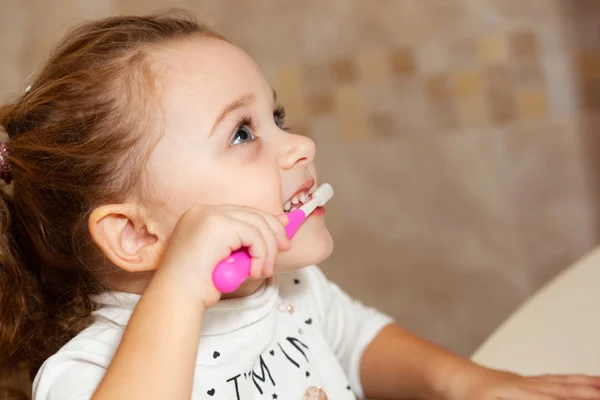 Cute little girl cleaning tooth with brush. — Stock Photo, Image