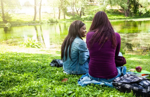 Casal multirracial por trás usando laptop e telefone celular no th — Fotografia de Stock