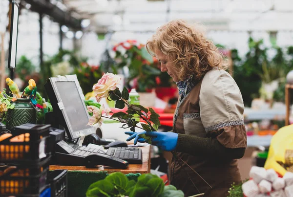 Florist with professional clothing in a nursery. — ストック写真