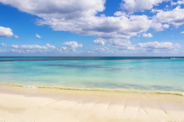 Biały piasek plaży i fale na wybrzeżu Meksyku — Zdjęcie stockowe