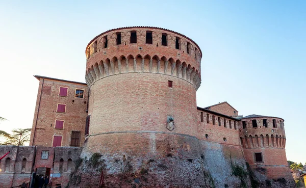 Medeltida fästning i Dozza Imolese, nära Bologna, Italien. — Stockfoto