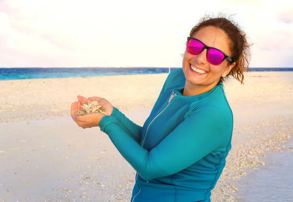 Νεαρός τουρίστας με κοχύλια και κοράλλια στα χέρια του βρέθηκαν σε μια str — Φωτογραφία Αρχείου