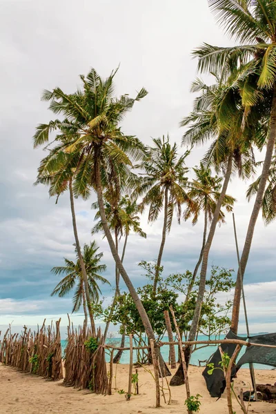 Palme sulla spiaggia delle Maldive. Scuro, nuvoloso e minaccioso — Foto Stock