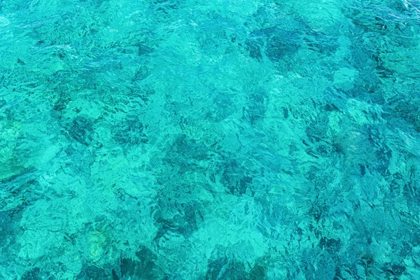 Kristalhelder turkoois water op de Malediven. Rechtenvrije Stockfoto's
