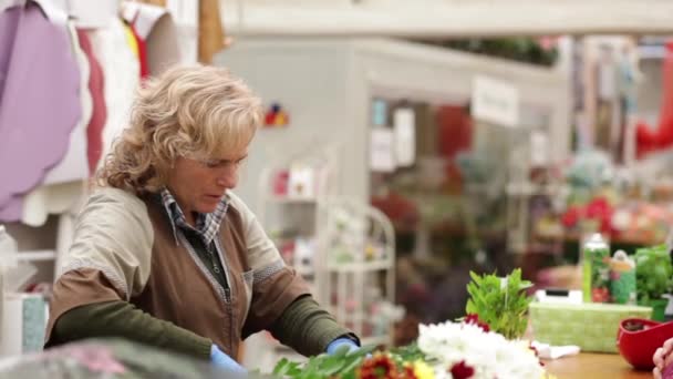 Florista Com Roupas Profissionais Berçário Conceito Artesanato Com Flores — Vídeo de Stock