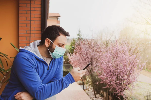 Jonge Blanke Man Met Masker Zoek Naar Huis Terras Met — Stockfoto