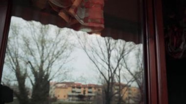 Karantinada maskeli bir adam camdan dışarı bakıyor, cama yansıyor. Covid19 Coronavirus önleme ve bulaşıcı hastalık konsepti.