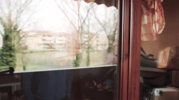 Mann Mit Maske Quarantäne Blickt Aus Dem Fenster Spiegelt Sich — Stockvideo