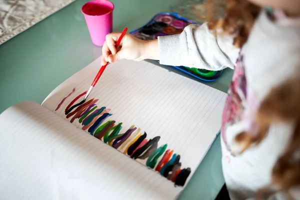 Mani Bambina Che Dipinge Con Acquerelli Casa Imparare Istruzione Concetto — Foto Stock