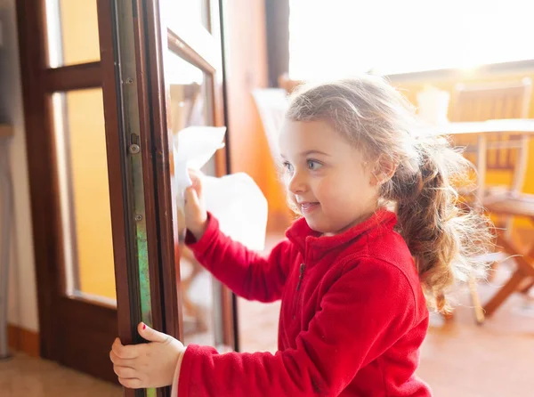 Menina Três Anos Ajuda Com Limpeza Doméstica Ela Limpa Janelas — Fotografia de Stock