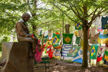Imola, İtalya - 17 Mayıs 2020: Parco delle Acque Minerali 'deki Imola' da bulunan Enzo ve Dino Ferrari Autodrome 'un içindeki Tamburello kavşağının yakınındaki Ayrton Senna anısına dikilen anıt hayranları için bir hac yeri haline geldi..
