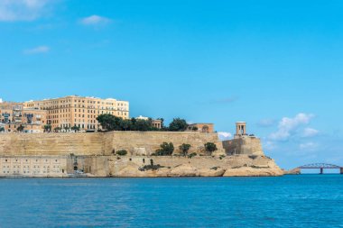 Birgu şehrinden Valletta kıyı şeridi manzarası