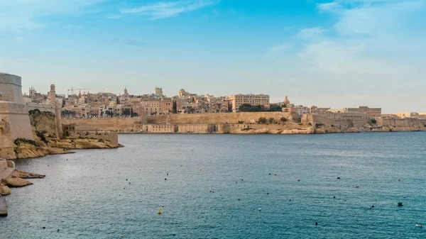 Vista aérea del horizonte de La Valeta, fortaleza de Vittoriosa y bahía en un día soleado —  Fotos de Stock