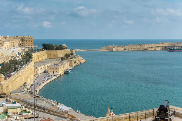 Vista panorámica de La Valeta, la capital de Malta, y el mar Mediterráneo —  Fotos de Stock