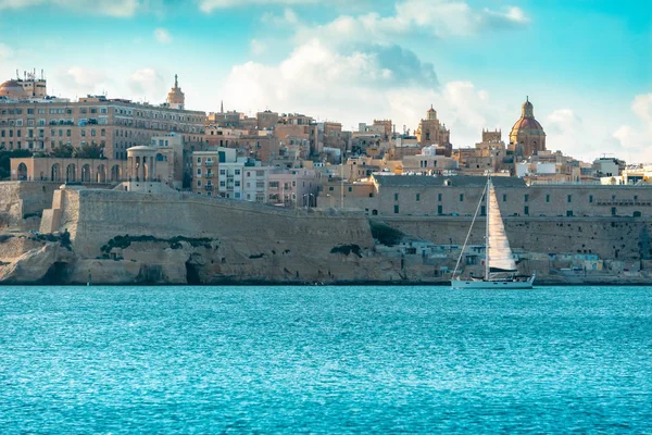 Vista panorámica de La Valeta y desde mar y yate con vela —  Fotos de Stock