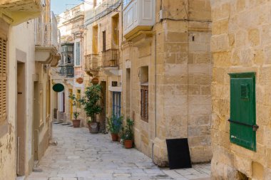 Birgu ya da Vittoriosa, Malta 'nın tarihi merkezindeki eski dar sokağın görüntüsü