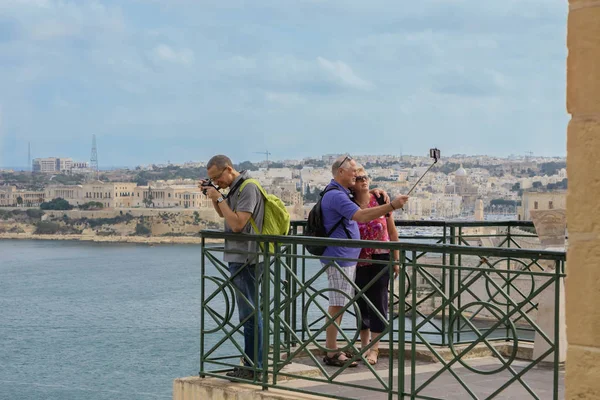 Viajeros en Valletta mirador balcón tomar fotos y selfie en vista panorámica de Malta fondo —  Fotos de Stock