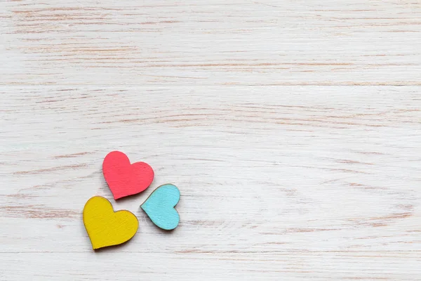 Valentijnsdag achtergrond met rode houten harten op houten planken. Valentijnsdag concept — Stockfoto
