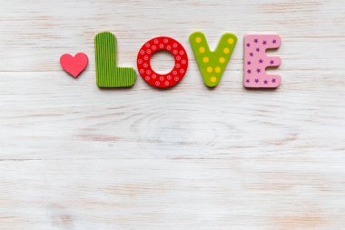 Ahşap harfler, eski ahşap arka planda kalbi olan aşk mektupları. Sevgililer Günü konsepti. Üst görünüm, alanı kopyala