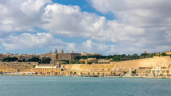 Panoramatický pohled na pobřeží Valletty s mořem a zamračenou oblohou — Stock fotografie