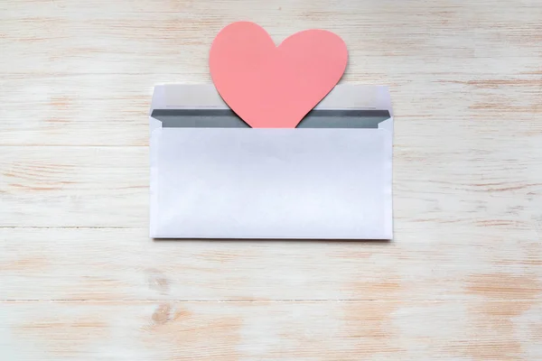 Envelop met roze hart voor Valentijnsdag op witte achtergrond. Loveday symbool. — Stockfoto