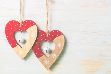 Kaliteli ahşap arka planda asılı iki aşk kalbi.