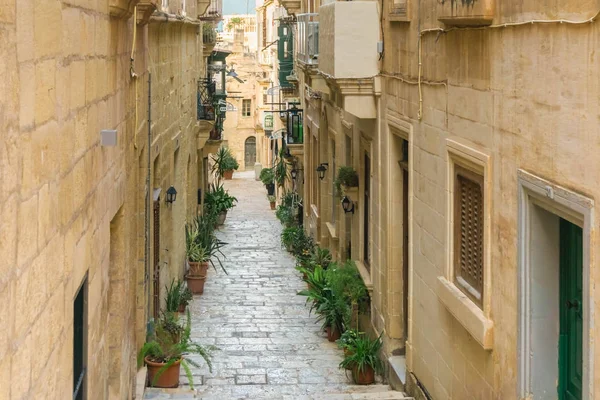 Calle estrecha del centro histórico Birgu o Vittoriosa, Malta —  Fotos de Stock