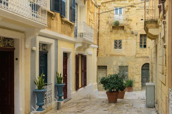 Vista de la antigua calle en el centro histórico de Birgu o la ciudad de Vittoriosa en Malta —  Fotos de Stock