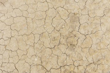 Çatlamış toprak. Yukarıdan gelen çatlak desenli toprak. Küresel ısınma etkisi.