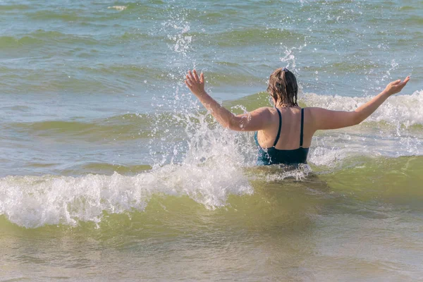 Mujer Con Las Manos Abiertas Haciendo Salpicaduras Agua Mar Ondulante — Foto de Stock