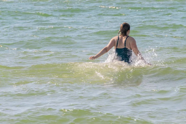 Mujer Disfrutando Olas Océano Mujer Haciendo Salpicaduras Agua Mar Ondeando — Foto de Stock