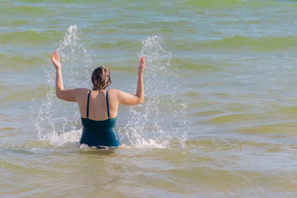 Mujer Con Los Brazos Abiertos Haciendo Salpicaduras Alas Agua Mar — Foto de Stock