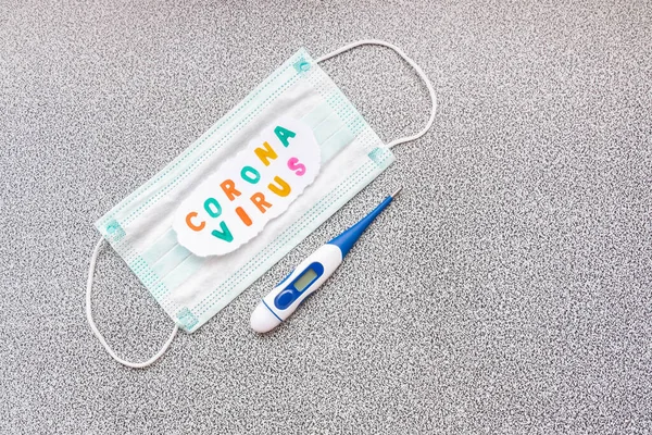 Beschermend Gezichtsmasker Met Inscriptie Coronavirus Papier Thermometer Een Vlekkerige Achtergrond — Stockfoto