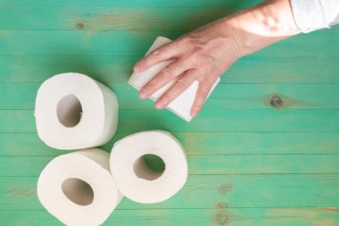 Son sınıf öğrencisi tuvalet kağıdı rulosunu almak için uzandı. İnsanlar koronavirüs salgını için tuvalet kağıdı alırken panikliyor..