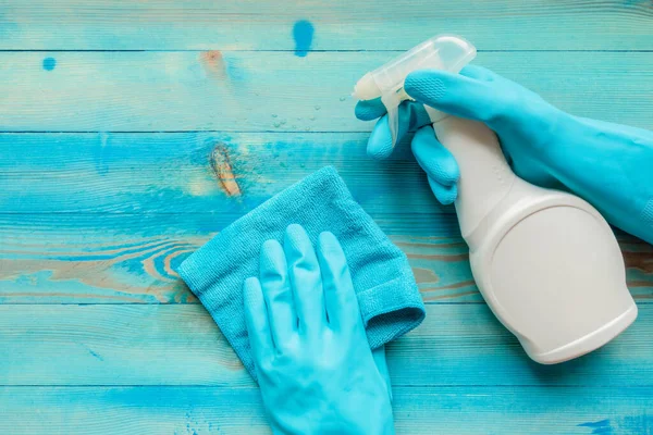 Mavi eldiven tutan mavi eldiven temizleme bezi ve sterilize sıvıyla sprey şişe temizlik ve dezenfeksiyon. Temizlik ve dezenfeksiyon. Salgını önleme ve kontrol etme