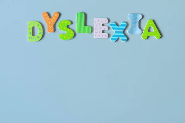 Λέξη Δυσλεξία Είναι Γραμμένη Από Ξύλινα Γράμματα Γαλάζιο Φόντο Επιγραφή — Φωτογραφία Αρχείου